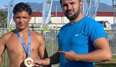 ANTRENÖR AHMET YAŞAR YILDIZ VE SPORCUSU ALİ UYSAL