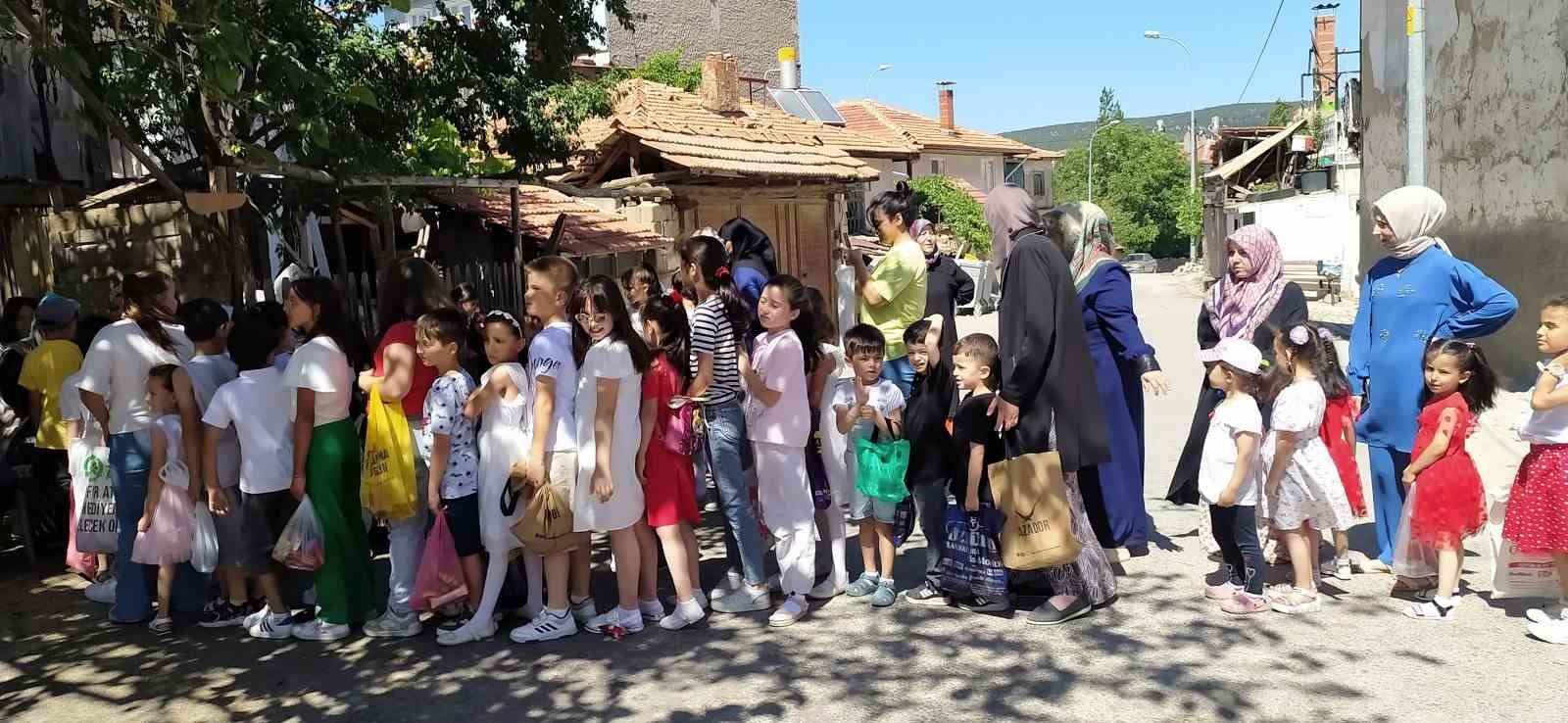 Çocuklar bayram adağı kuyruğunda