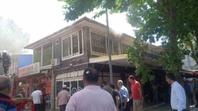 GEDİZ'DE GİYİM MAĞAZASINDA YANGIN