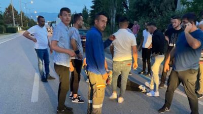 GEDİZ’DE MOTOSİKLET OTOMOBİLE ÇARPTI; 2 YARALI