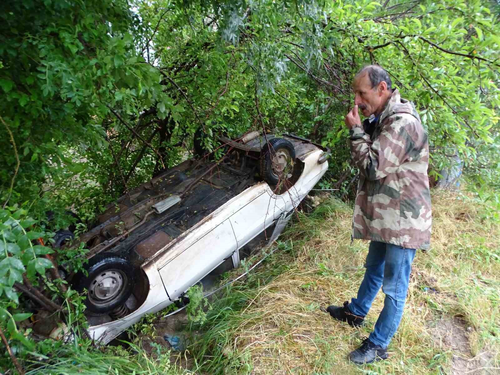 Hisarcık’ta otomobil şarampole yuvarlandı: 2 yaralı