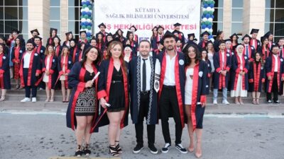 KSBÜ DİŞ HEKİMLİĞİ HEKİMLİĞİ FAKÜLTESİ'NDE MEZUNİYET SEVİNCİ