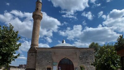 ALAADDİN KEYKUBAT CAMİİ'NİN BAKIMSIZLIĞI ÜZÜYOR