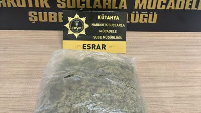 KÜTAHYA’DA ARACINDA UYUŞTURUCU BULUNAN SÜRÜCÜ GÖZALTINA ALINDI