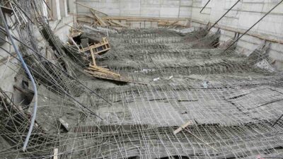 KÜTAHYA'DA OKUL İNŞAATINA BETON DÖKÜLÜRKEN GÖÇÜK MEYDANA GELDİ. İNŞAATTA BULUNAN