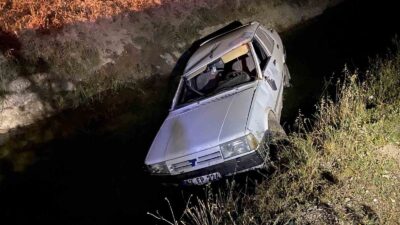 KÜTAHYA'DA OTOMOBİL DERE YATAĞINA UÇTU: 2 YARALI