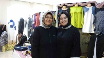 MEZUN OLDUĞU OKULUNA YILLAR SONRA DÖNEREK KURSİYERLERE DİKİŞ KURSU VERDİ