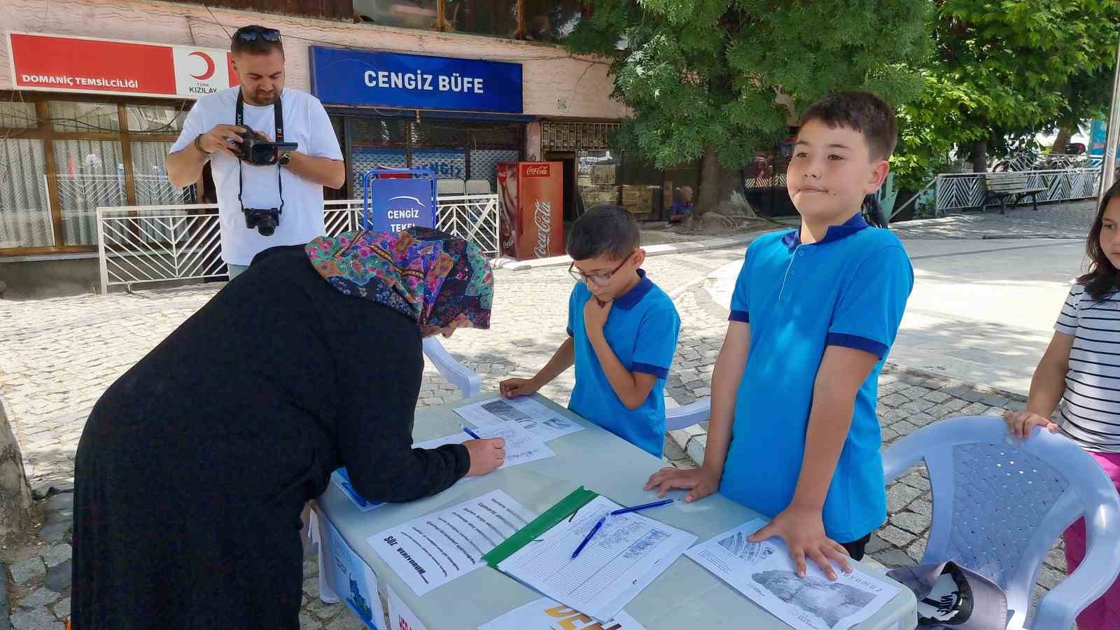 Öğrenciler çevre için vatandaşlardan “Söz veriyorum” imzası topladı