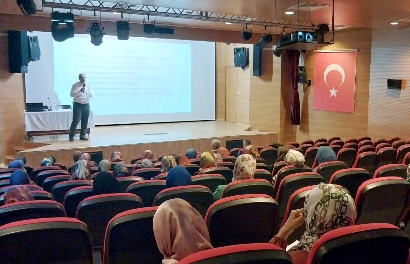 Simav’da Bayan Kur’an kursu öğreticilerine yaz Kur’an kursu semineri