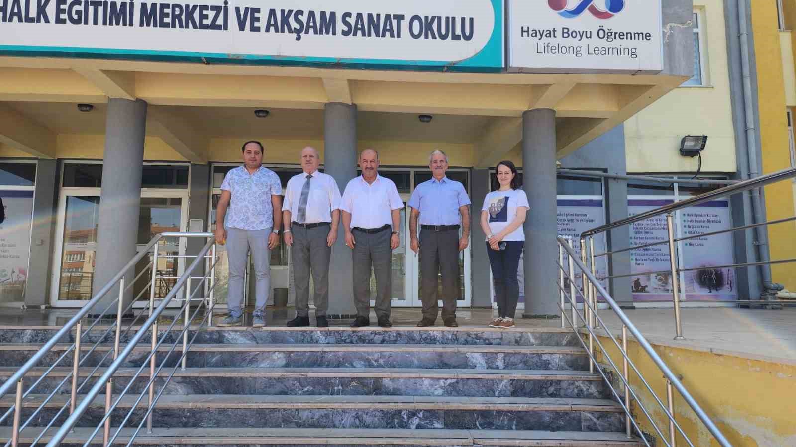 “HEM, toplumun her kesimine hitap eden eğitim programları ile önemli bir hizmet sunuyor”