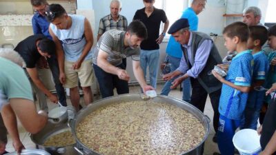 KÖYÜN GELENEKSEL AŞURESİNİ 14 YILDIR İMAM PİŞİRİYOR