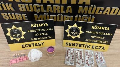 KÜTAHYA’DA ARAÇLARINDA UYUŞTURUCU BULUNAN 2 ZANLI TUTUKLANDI