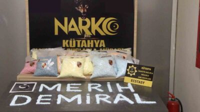 KÜTAHYA’DA ELE GEÇİRİLEN 64 KİLO UYUŞTURUCU MADDESİNİN SERGİLENDİĞİ STANDA, MERİH
