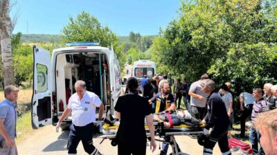 DOMANİÇ’TE KONTROLDEN ÇIKAN MOTOSİKLET DEVRİLDİ: 2 YARALI