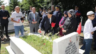 VALİ IŞIN, ŞEHİT KABİRLERİNE KARANFİL BIRAKTI VE ŞEHİT AİLELERİYLE GÖRÜŞTÜ.