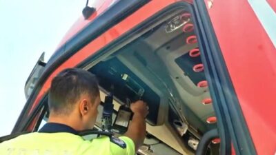 KÜTAHYA'DA TRAFİK POLİSİ EKİPLERİ TARAFINDAN DURDURULAN YABANCI PLAKALI TIRDA KUMANDA