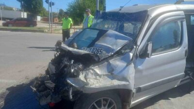 KÜTAHYA’NIN GEDİZ İLÇESİNDE OTOMOBİLİN KAMYONA ARKADAN ÇARPMASI SONUCU MEYDANA GELEN