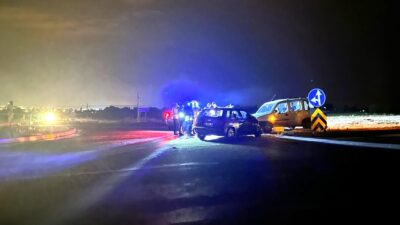 OTOMOBİLLER KAFA KAFAYA ÇARPIŞTI: 3 YARALI