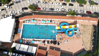 SICAKTAN BUNALAN VATANDAŞLAR TERMAL HAVUZLARA KOŞUYOR