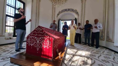 SÖĞÜTLÜ EMEKLİ ÖĞRETMEN NEBİYE ZOBAROĞLU, ERTUĞRUL GAZİ TÜRBESİNDEN ALINAN TOPRAKLARI