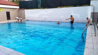 35 DERECE HAVA SICAKLIĞINDA 41 DERECE SICAKLIKTAKİ HAVUZA GİREREK ŞİFA