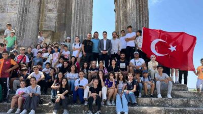 ÇAVDARHİSAR’DA BAŞARILI ÖĞRENCİLERE AİZANOİ ANTİK KENTİ GEZİSİ