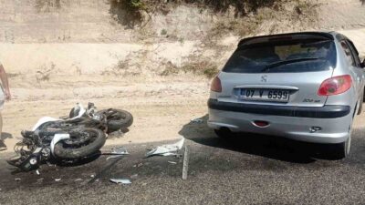 DOMANİÇ’TE MOTOSİKLET İLE OTOMOBİLİN ÇARPIŞMASI SONUCU 2 KİŞİ YARALANDI