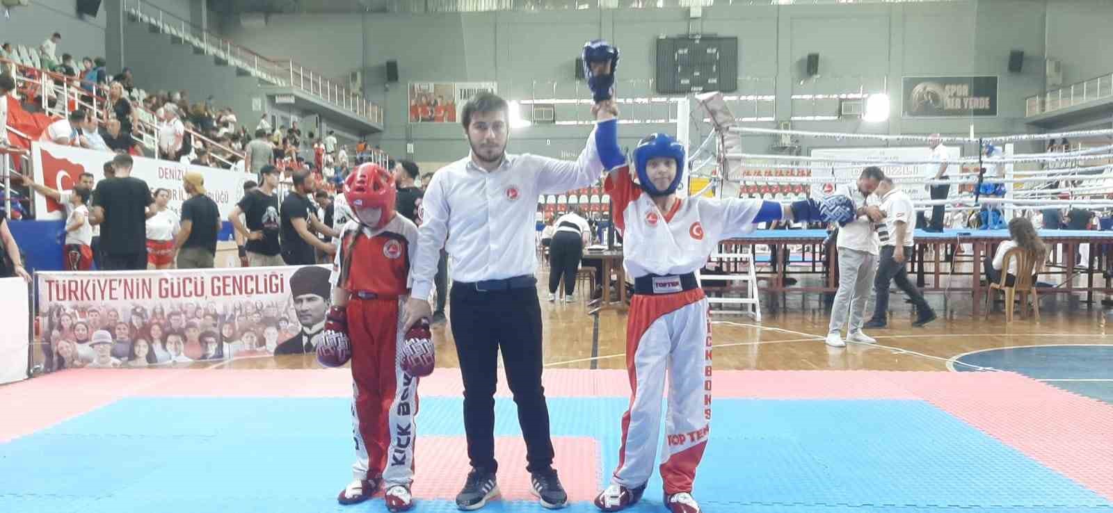 Gediz kickboks takımı Denizli’de yapılan turnuvadan madalyalarla döndü