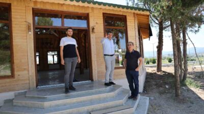 GEDİZ’DE YENİ AHŞAP KAFE PROJESİNDE SONA YAKLAŞILDI