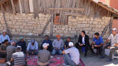 KAYMAKAM DEMİRCİ, YANGINDA 14 BÜYÜKBAŞ HAYVANIN TELEF OLDUĞU AHIRDA İNCELEMELERDE