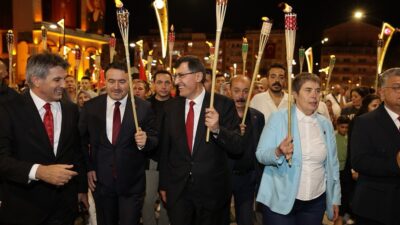 KÜTAHYA'DA 2 BİN 543 MEŞALEYLE FENER ALAYI DÜZENLENDİ