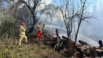 KÜTAHYA’NIN İNCİK KÖYÜNDE EVDE ÇIKAN YANGIN, EKİPLERİN ERKEN MÜDAHALESİYLE ORMANA