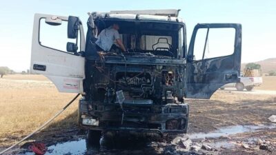 KAMYON, ÇIKAN YANGINDA KULLANILAMAZ HALE GELDİ.