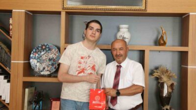 MÜDÜR BAŞYİĞİT, YKS SINAVINDA DERECE ELDE EDEN ÖĞRENCİYİ KONUK ETTİ