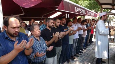 ŞEHİT EDİLEN HAMAS LİDERİ İÇİN TAVŞANLI'DA GIYABİ CENAZE NAMAZI KILINDI