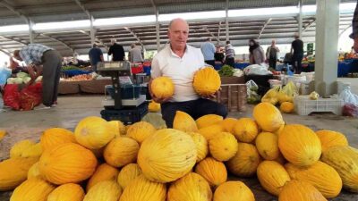 30 YILDAN BERİ YETİŞTİRDİĞİ KAVUN VE PATATESLE GEÇİMİNİ SAĞLIYOR