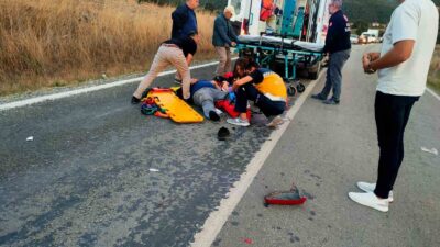 KÜTAHYA'NIN DOMANİÇ İLÇESİNDE OTOMOBİL İLE MOTOSİKLETİN ÇARPIŞMASI SONUCU MEYDANA GELEN