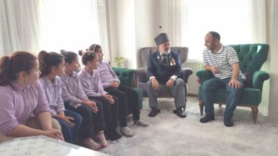 HİSARCIK’TA MİNİKLERDEN GAZİ AMCALARINA ANLAMLI ZİYARET