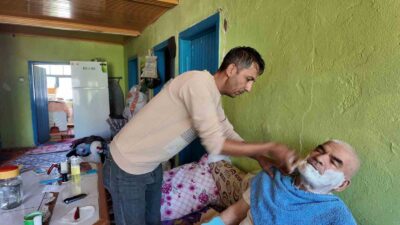 İZİN GÜNLERİNDE KÖYDE BULUNAN YAŞLI VE HASTALARIN İHTİYAÇLARINI GİDERİYOR