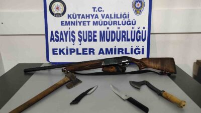 KÜTAHYA’DA 3 KİŞİDEN RUHSATSIZ AV TÜFEĞİ VE KESİCİ ALETLER ELE
