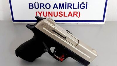 KÜTAHYA’DA GÜVENLİK GÖREVLİSİNİN ŞOFÖR OLARAK BULUNDUĞU ARAÇTA RUHSATSIZ TABANCA ELE