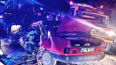 KÜTAHYA'NIN DOMANİÇ İLÇESİNDE İKİ OTOMOBİLİN ÇARPIŞMASI SONUCU MEYDANA GELEN TRAFİK