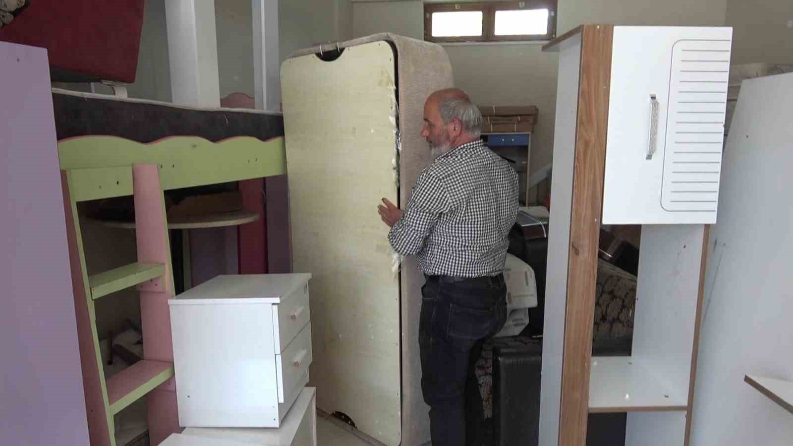 KÜTAHYA'DA İKİNCİ EL ESNAFI ÖĞRENCİLERİ BEKLİYOR