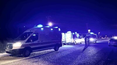 KÜTAHYA'DA İŞÇİ SERVİSİ İLE OTOMOBİL ÇARPIŞTI: 10 YARALI