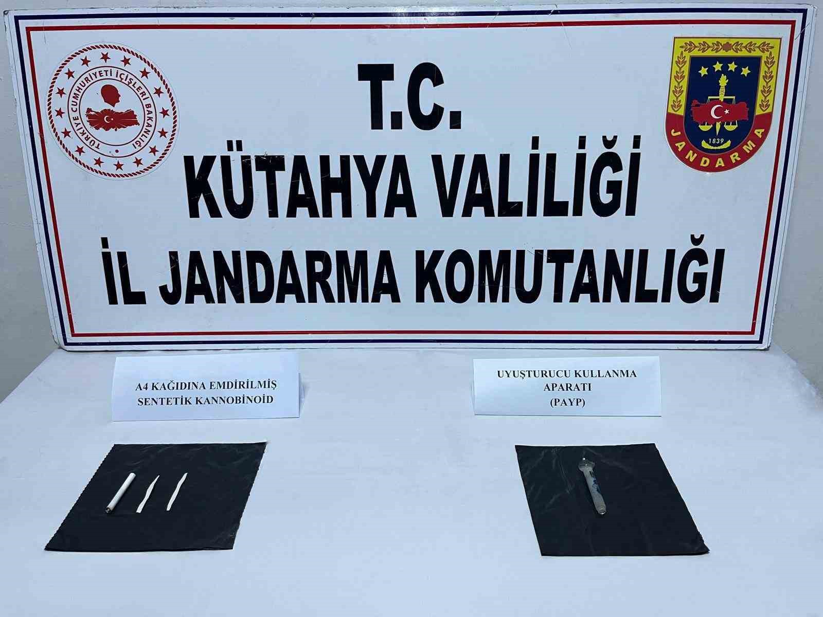 Kütahya’da uyuşturucu ele geçirilen araçtaki 3 kişiden 2’si tutuklandı