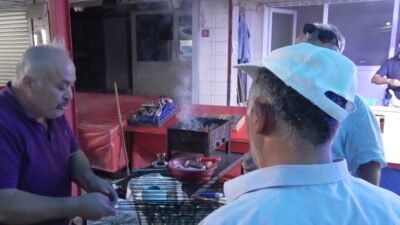 TAVŞANLI’DA BALIK SATIŞLARI MANGALDA BALIK İKRAMI İLE BAŞLADI