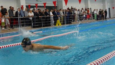 TAVŞANLI'DA KAPALI YÜZME HAVUZU AÇILDI