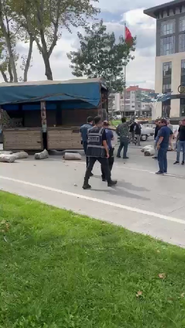 Üreticinin kamyonuyla kendi malını satmasi engellenince eylem yaptı