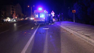 YOLUN KARŞISINA GEÇMEYE ÇALIŞAN YAYA, OTOMOBİLİN ÇARPMASI SONUCU YARALANDI