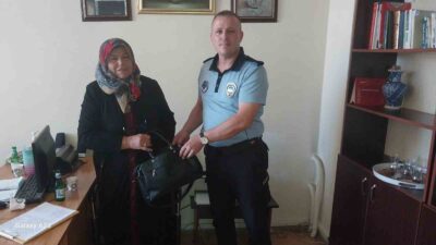 ALTINTAŞ’TA ZABITA EKİPLERİ PAZARDA UNUTULAN ÇANTAYI SAHİBİNE TESLİM ETTİ